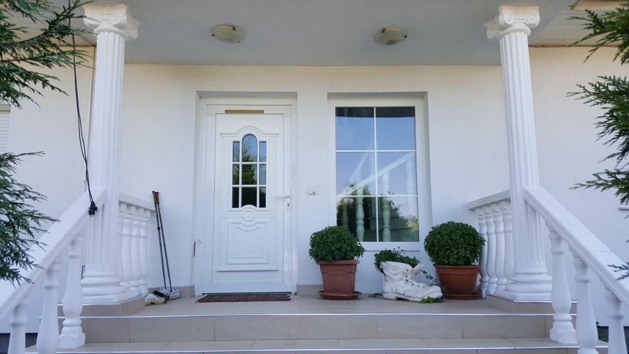 Leon'S Silberwald Apartment Strasshof an der Nordbahn Exterior photo
